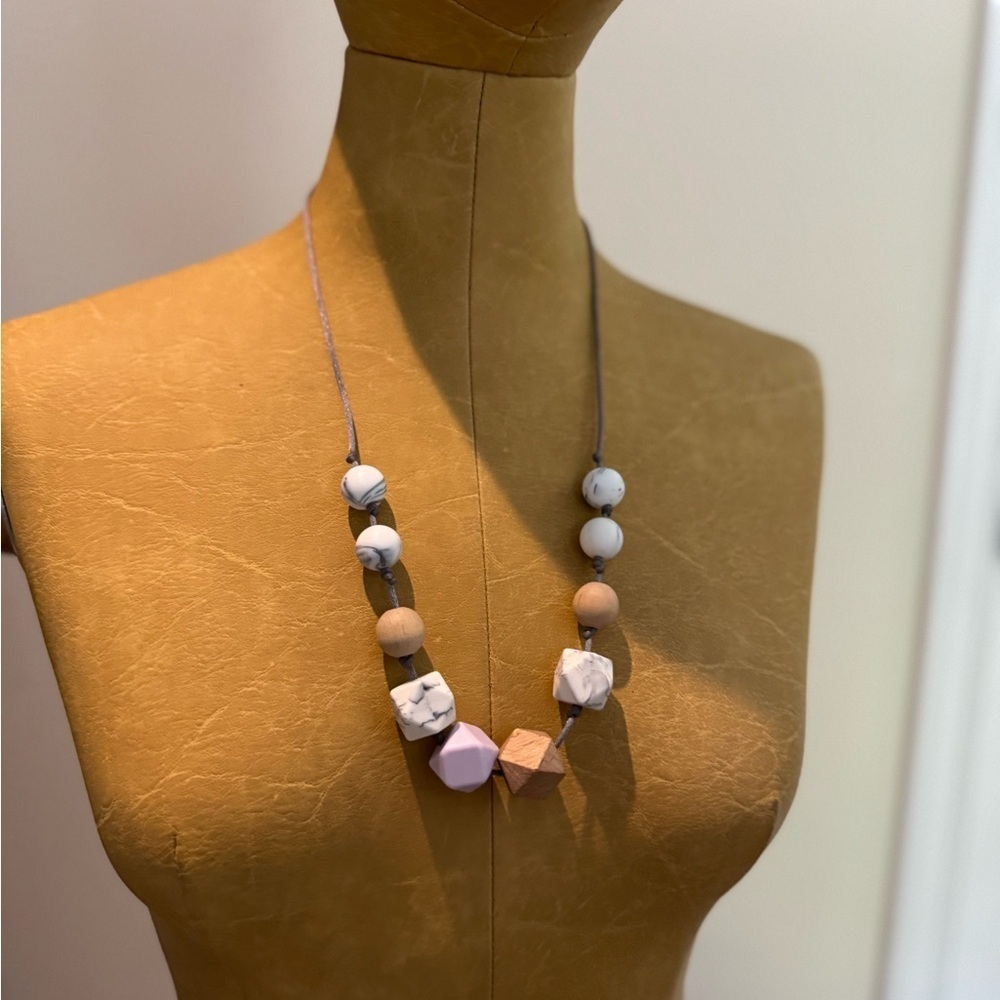 OZ & ELLA Elegant Silicone Geometric Beaded Necklace with Clasp Backing